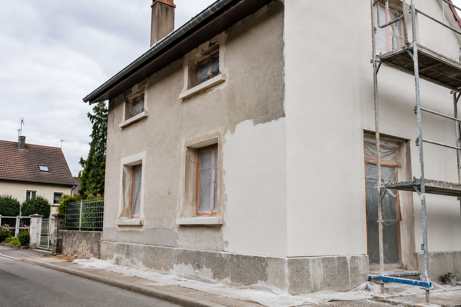 Façade de bâtiment à Riedisheim en rénovation avec enduit extérieur