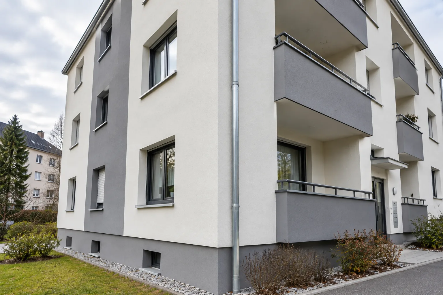 Façade de copropriété à Illzach avec finitions d’ITE autour des fenêtres