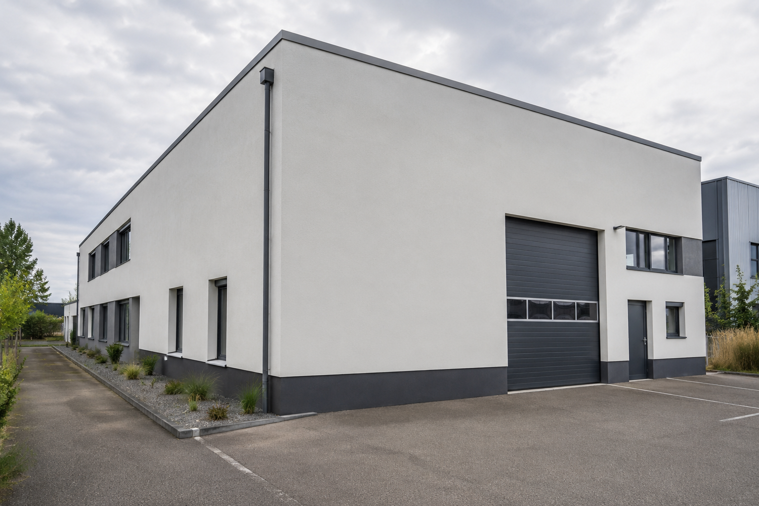 Façade de local professionnel rénovée par peinture extérieure à Kingersheim