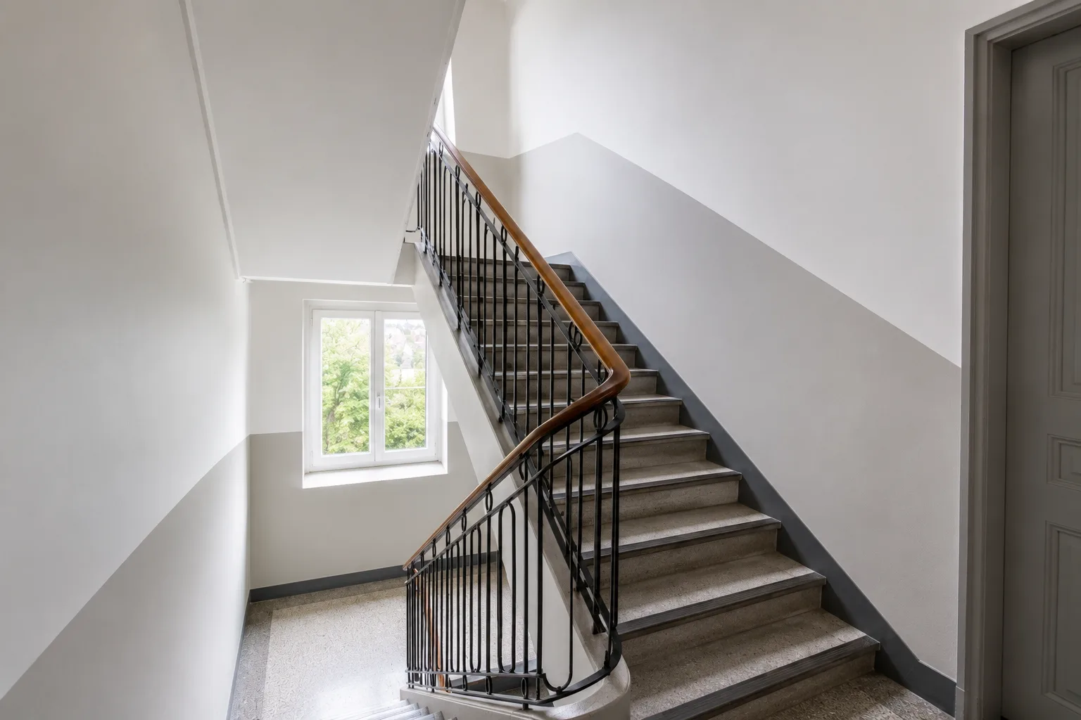 Cage d’escalier d’immeuble dégradée avant travaux de remise en peinture