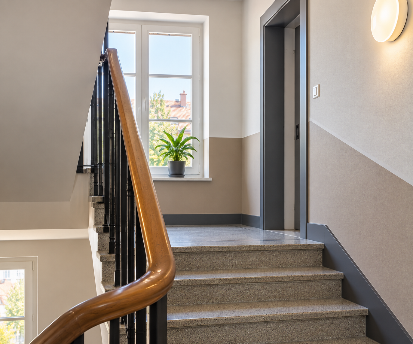 Cage d’escalier d’immeuble rénovée avec murs propres et finitions soignées