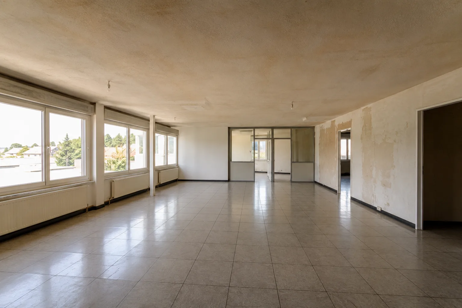 Local professionnel à Sausheim avec plafond terne et murs avant rénovation